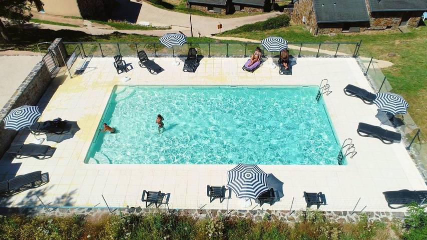 Parc de vacances pour 6 personnes, avec Terrasse ainsi que Piscine et Vue à Barre-des-Cévennes