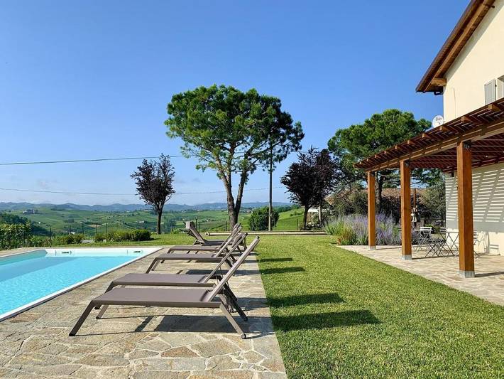 Location de vacances pour 12 personnes, avec terrasse et vue ainsi que piscine et jardin à Nizza Monferrato - 3