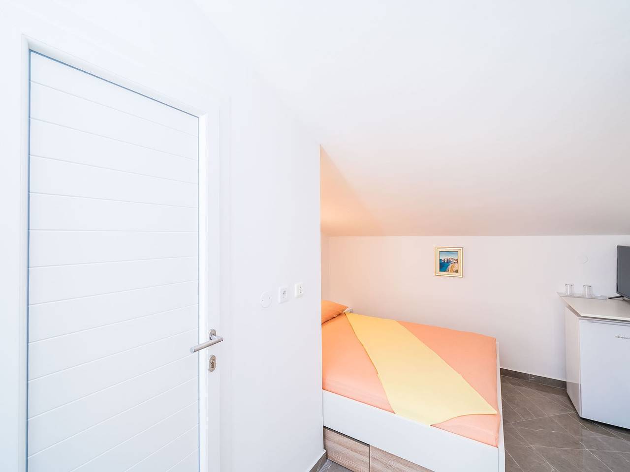 Hel leilighet, Leiligheter & Rooms Barišić - Dobbeltrom med uteplass og hageutsikt (Soba s taracom) in Općina Župa dubrovačka, Dubrovnik-Neretva