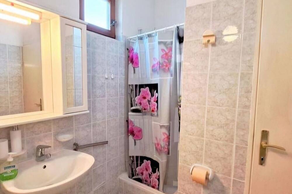 Ganze Wohnung, 2-Zimmer-Ferienwohnung mit Terrasse und Meerblick Medici, Omis in Mimice, Split-Dalmatien