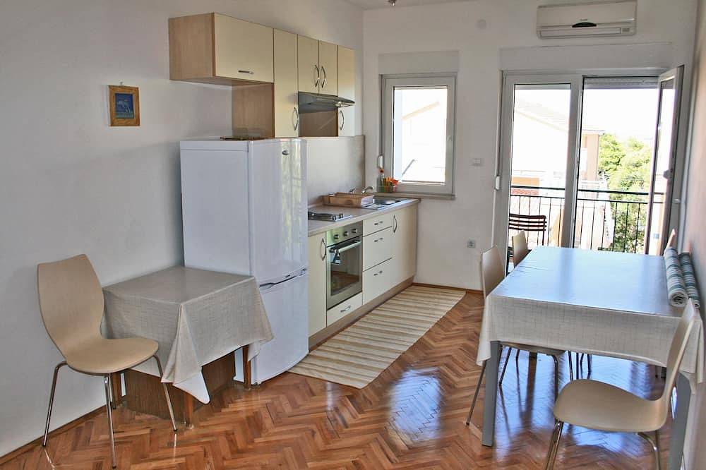 Apartamento entero, Apartamento para dos personas con balcón y vista al mar fue - Bilo, Primosten (A-12868-b) in Primosten, Condado de Šibenik-Knin