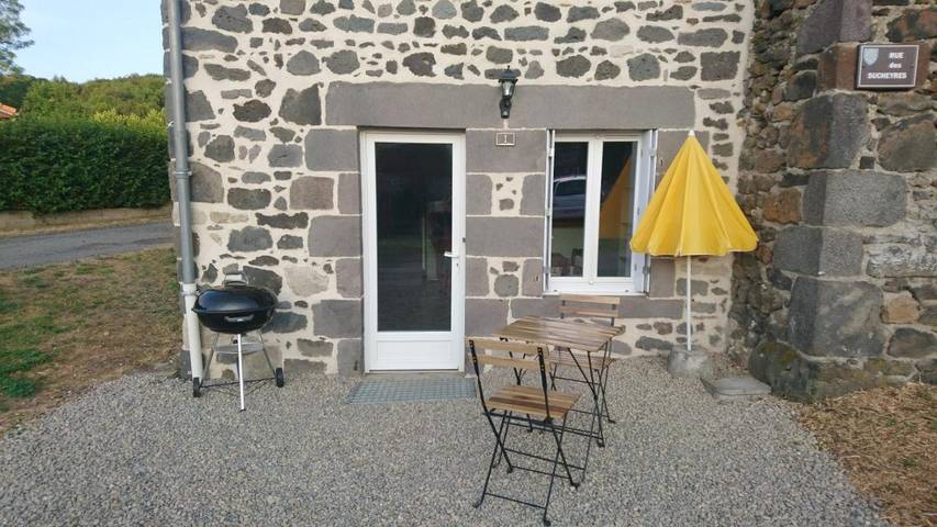 Gîte pour 4 personnes, avec terrasse dans Volcan de Lemptégy