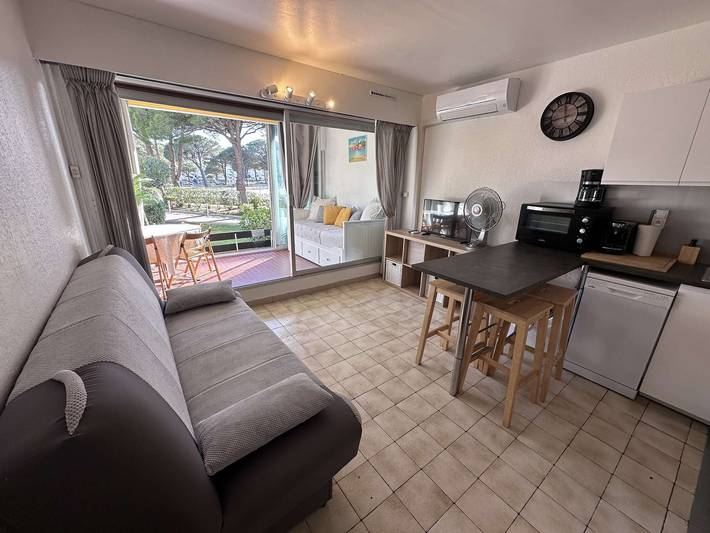 Ganzes Studio, **Geräumiges Studio für 4 Personen mit Pool, 50m zum Strand, Terrasse und Parkplatz** in Port Camargue, Le Grau-du-Roi