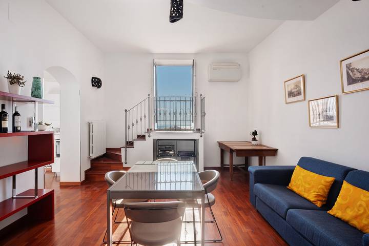 Entire apartment, Apartment 'Sempresole Al Duomo' with Sea View, Wi-Fi and Air Conditioning in Salerno, Tyrrhenian Coast Campania