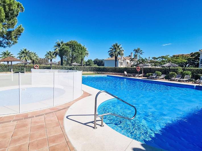 Casa para 4 personas, con piscina además de balcón y jardín en Arcos de la Frontera