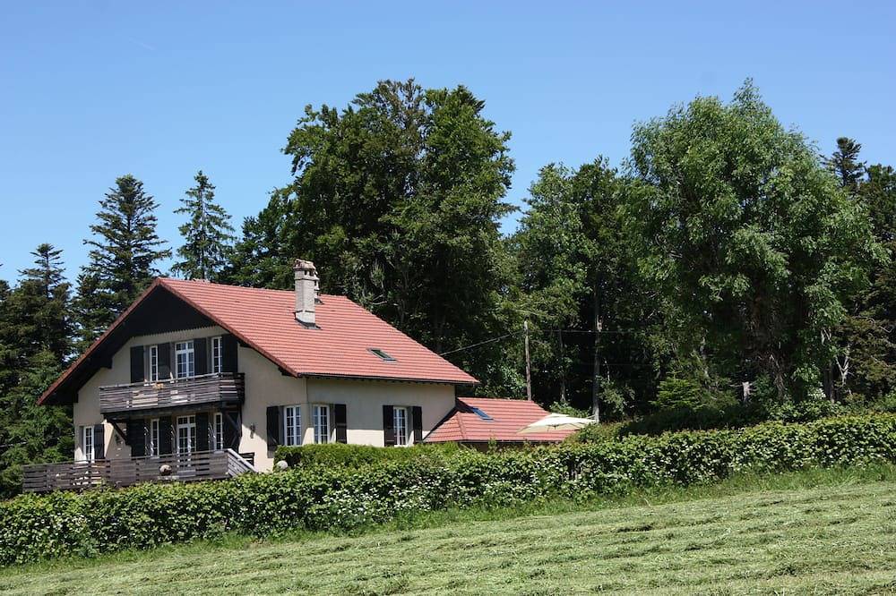 Large, characterful family chalet in the heart of nature. in Damprichard, Doubs