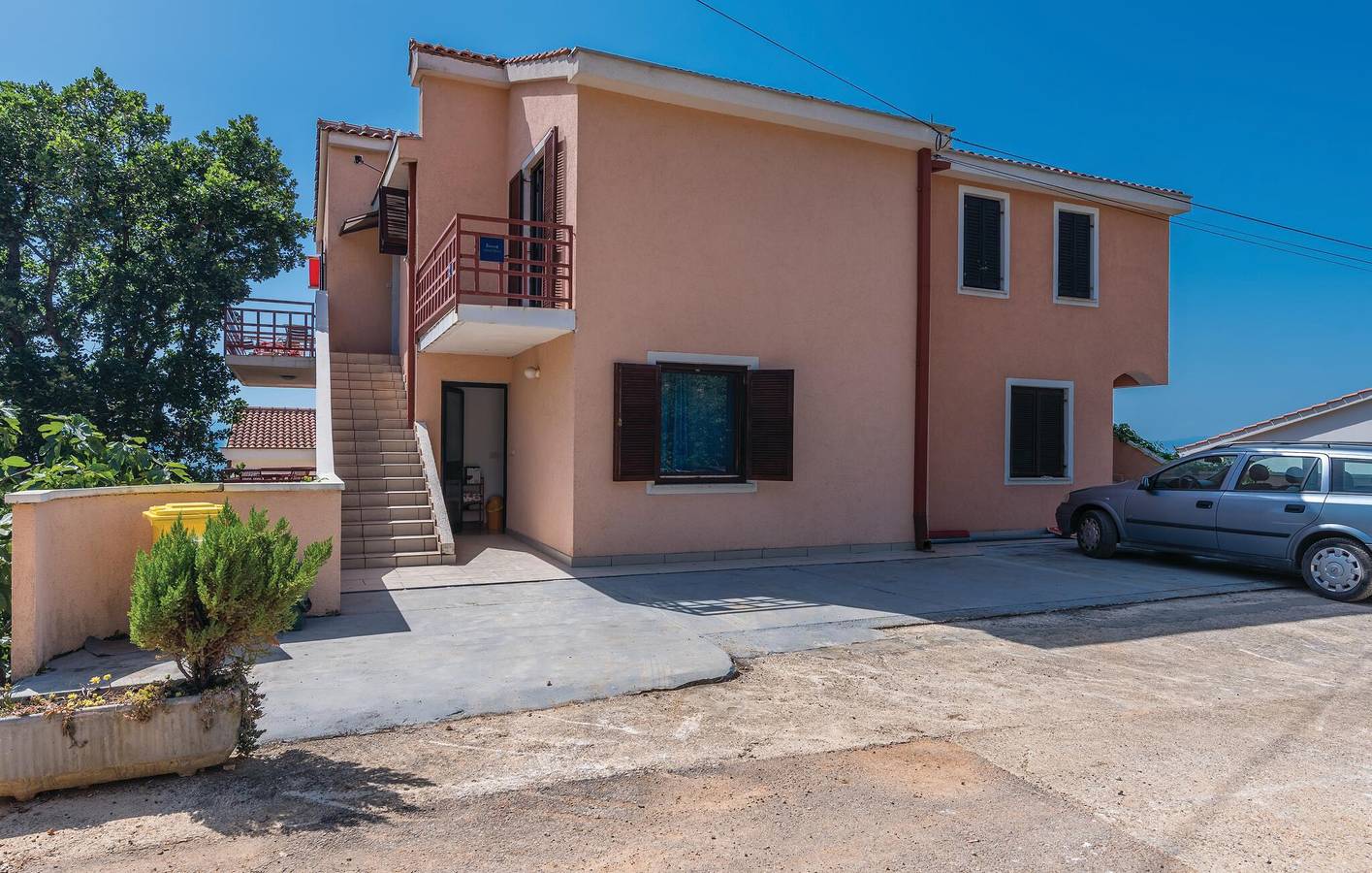 Ganze Ferienwohnung, Gemütliche Ferienwohnung mit Meerblick, Terrasse und Parkplatz, 2 km vom FKK-Strand entfernt in Njivice, Krk