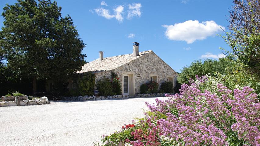 Gîte pour 7 personnes, avec jardin à Redortiers