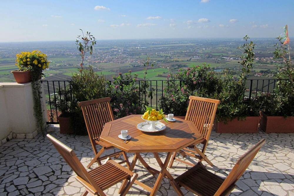 Ganze Wohnung, Die Pinte Zimmer: Tellus Apartment, Benutzung des Pools, Terrasse mit Aussicht in Sermoneta, Latina Provinz