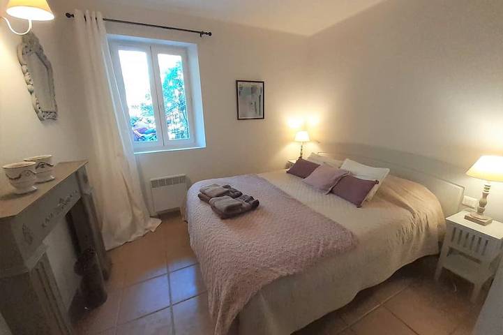 Gîte pour 4 personnes, avec jardin ainsi que terrasse et piscine à Gordes - 2