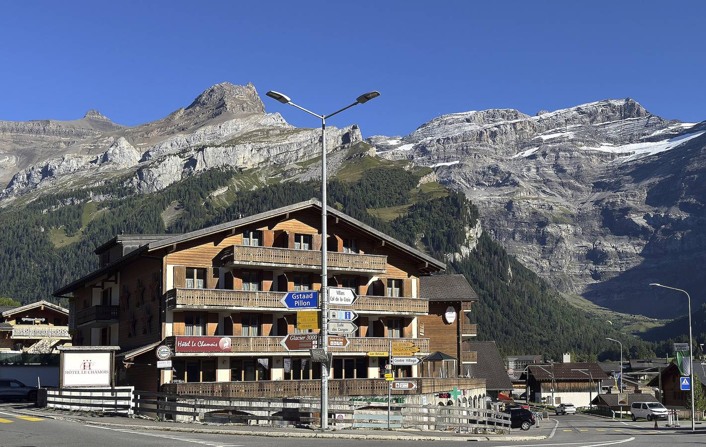 Hôtel Le Chamois - Dreibettzimmer Superior mit Balkon in Les Diablerets, Ormont-Dessus (Les Diablerets)