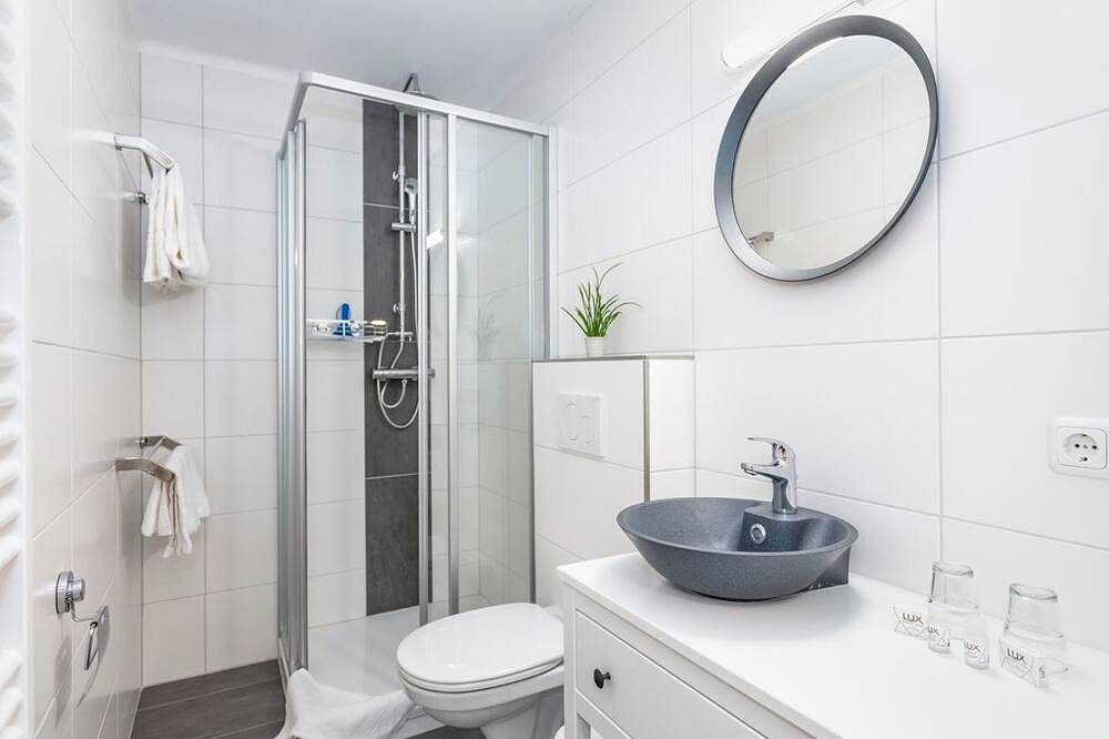 Familiensuite, 2 Schlafräume Badezimmer - Sonnberg Lodge in Maria Alm, Pinzgau