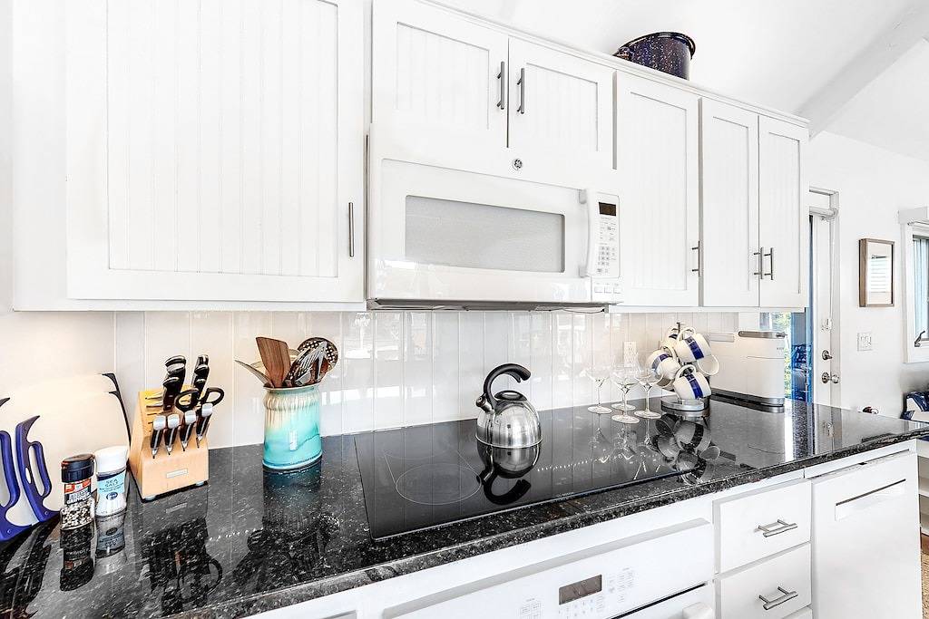 Oceanfront Cottage & Studio on Mill Cove w/ Water Views, Deck - Walk Downtown in Boothbay Harbor, Lincoln County (Maine)