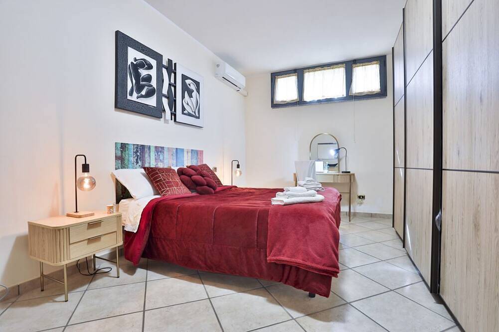 Entire apartment, Guesthost - Cozy apartment that can accommodate up to 6 people, located in an independent villa with garden. The apartment is 900 meters from the Circumvesuviana for Naples-Pompei-Sorrento, perfect for traveling in the area and reaching all points of int in San Giorgio a Cremano, Vesuvio National Park
