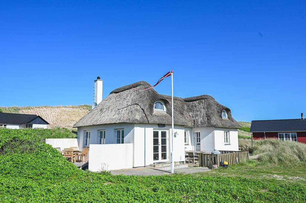 Very nice summer house with charm in a fantastic location – Only 100 metres to the beach! in Fjand, Nissumfjorden