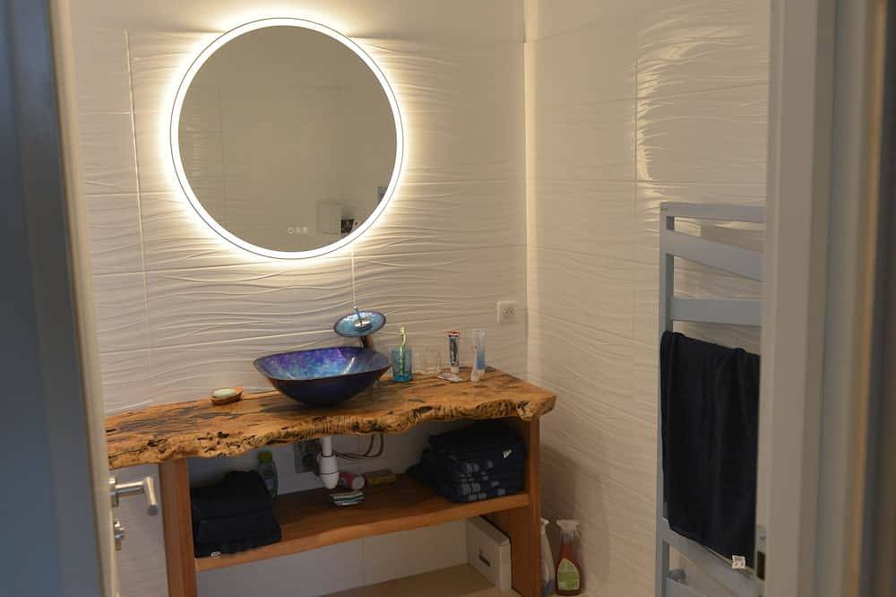 Entire apartment, Villa Appartment 100m², Mougins, incredible view, superb indoor pool in Mougins, Cannes region