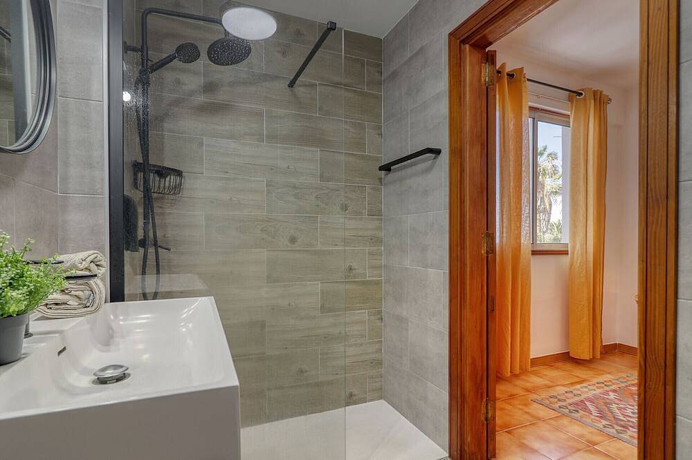 Ganze Wohnung, Oceanview Retreat / 50m to Beach + Sunset Terrace + Ensuite in San Marcos, Teneriffa Nord
