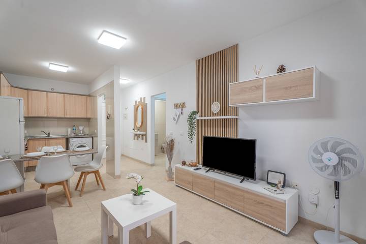 Entire apartment, Vacation Apartment 'Vivienda Carolina' with Mountain View, Shared Pool and Wi-Fi in Punta Larga, Candelaria