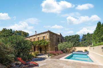 Location de vacances pour 14 personnes, avec terrasse à Orsan