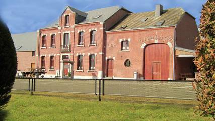 Location de vacances pour 26 personnes, avec terrasse et jardin dans Cul-des-Sarts