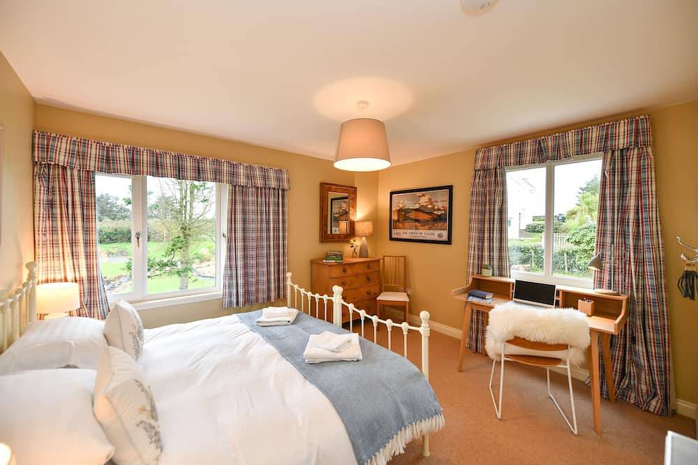Charming 4* House. Sea Views. Next to Golf Course. 4 en suite bedrooms in Portpatrick, Dumfries and Galloway