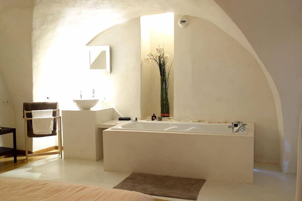 Geheel appartement, Loft van 100 m2 in het dorp van Erbalunga, aan het water in Erbalunga, Brando
