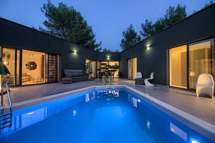 Villa für 10 Personen, mit Balkon/Terrasse und Terrasse sowie Pool in Medulin