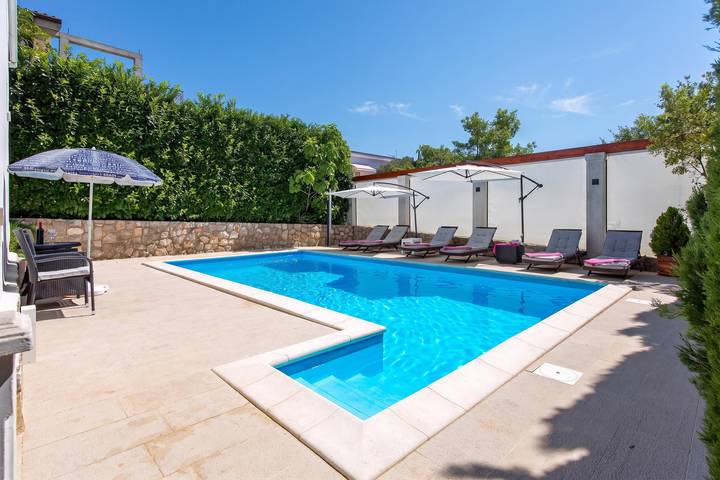 Ferienhaus für 5 Personen, mit Balkon und Terrasse sowie Kinderpool und Pool in Pinezici