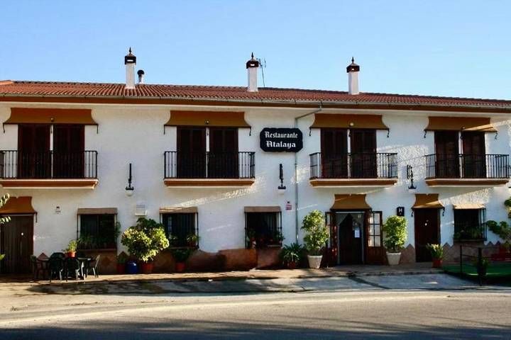 Hotel para 3 personas, con terraza y piscina además de piscina para niños y vistas - 1