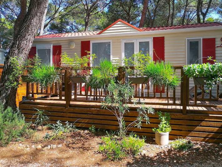 Camping Résidentiel La Pinède - Mobilheim 4 personen - Sumba Comfort – 2 Schlafzimmer, 32 m² – *Klimaanlage, Terrasse, Tv* in Castelnau-de-Guers, Mittelmeerküste (Frankreich)