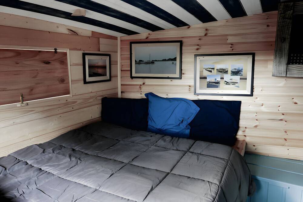 Houseboat Cabin by the Water's Edge in Brissac-Quincé, Angers region