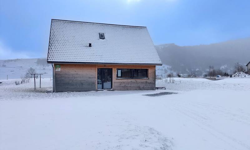 Gîte pour 6 personnes, avec jardin à Chambon-sur-Lac