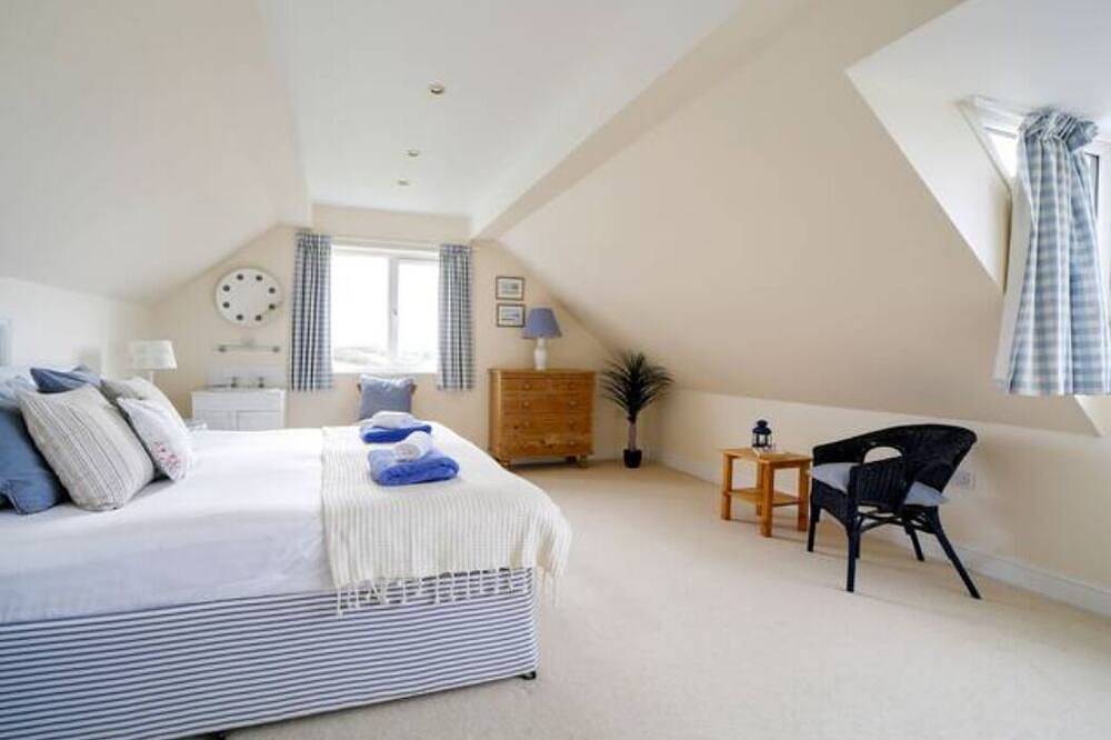 Trevarthian - A stunning holiday home overlooking Polzeath beach,sleeps 8 + dogs in Polzeath, Pentire Point - Widemouth