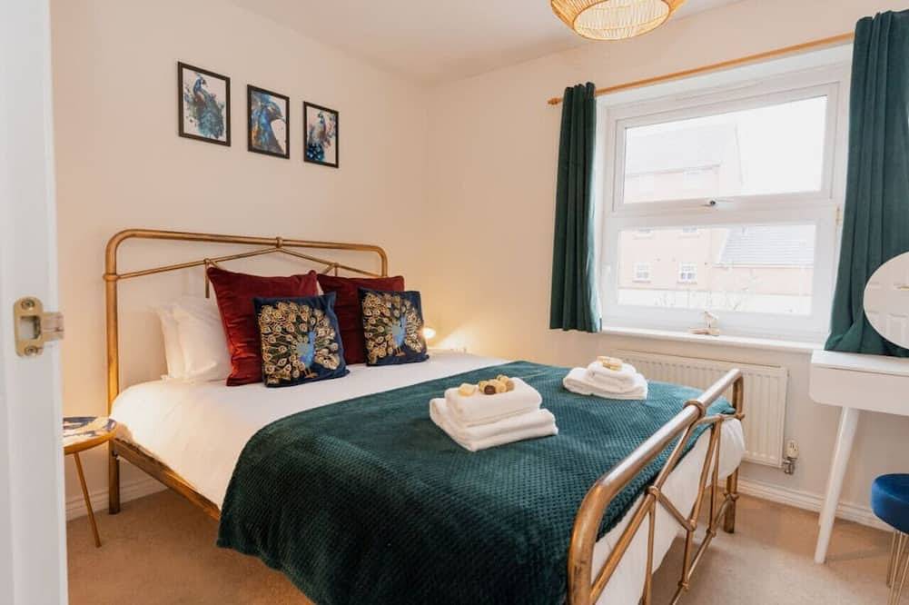 Stylish Pet Friendly 2 Br Home, with Free Parking - 10 minutes from Chester City Centre in Chester, Cheshire West and Chester