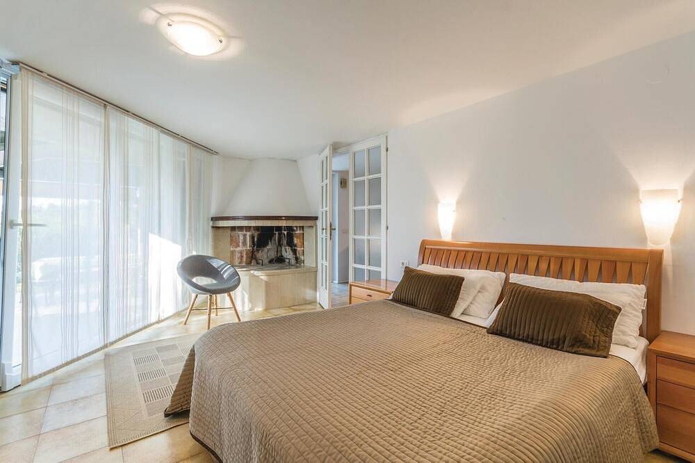 Appartement entier, Bel appartement à Pula avec piscine extérieure in Banjole, Côte Sud d'Istrie