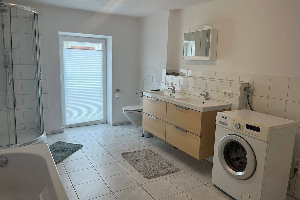 Ganze Wohnung, Starnberger See: Maisonette mit Kaminöfen, Balkon, Bädern in Münsing, Starnberger See