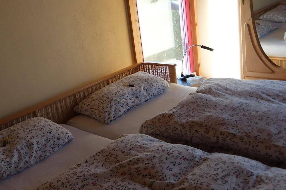 Ganze Wohnung, Blaues Haus - Une maison bleue - 2-Bett-Ferienwohnung Dusche/Wc, bis 4 Pers. in Hetzerath, Bernkastel-Kues & Umgebung