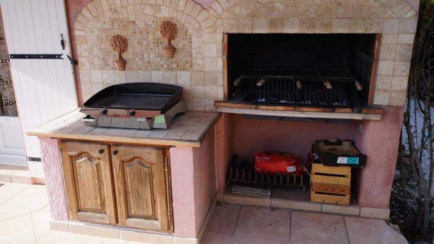 Location de vacances pour 6 personnes, avec terrasse ainsi que piscine et vue à Belgentier - 2