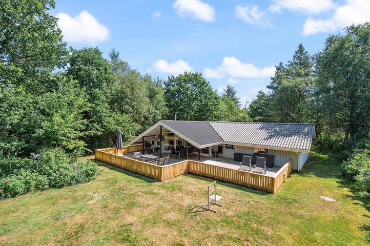 Ferienhaus für 8 Personen, mit Balkon/Terrasse und Whirlpool sowie Terrasse in Houstrup Strand