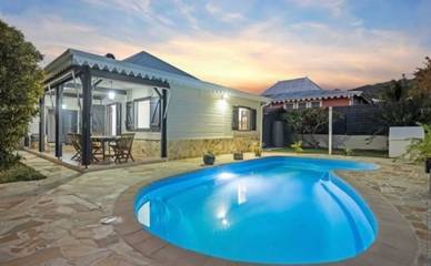 Cottage pour 6 personnes, avec terrasse et piscine à Saint-Pierre (ville)