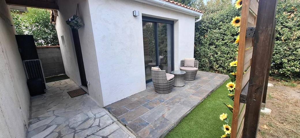 Chalet pour 2 personnes, avec piscine ainsi que terrasse et jardin