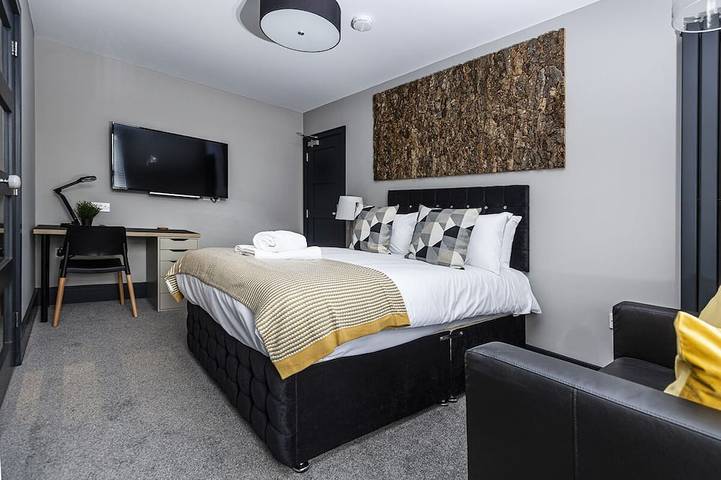 BOOTique House - Luxury Group Accommodation for 12 in Wakefield, West Yorkshire
