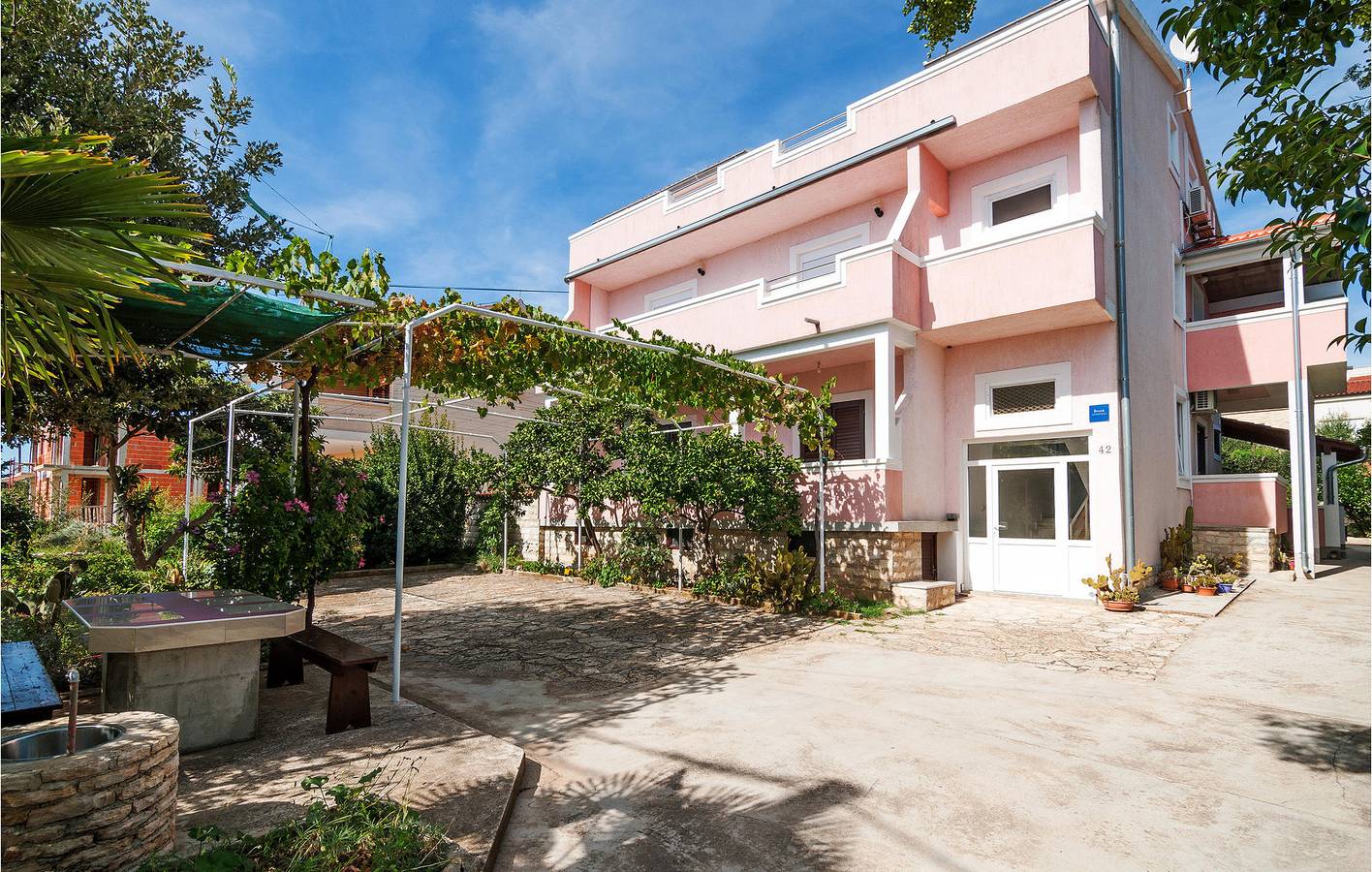 Ganze Ferienwohnung, Gemütliche 1-Zimmer-Wohnung mit Terrasse, 1 km vom Strand entfernt! in Sveti Filip i Jakov, Općina Sveti Filip i Jakov