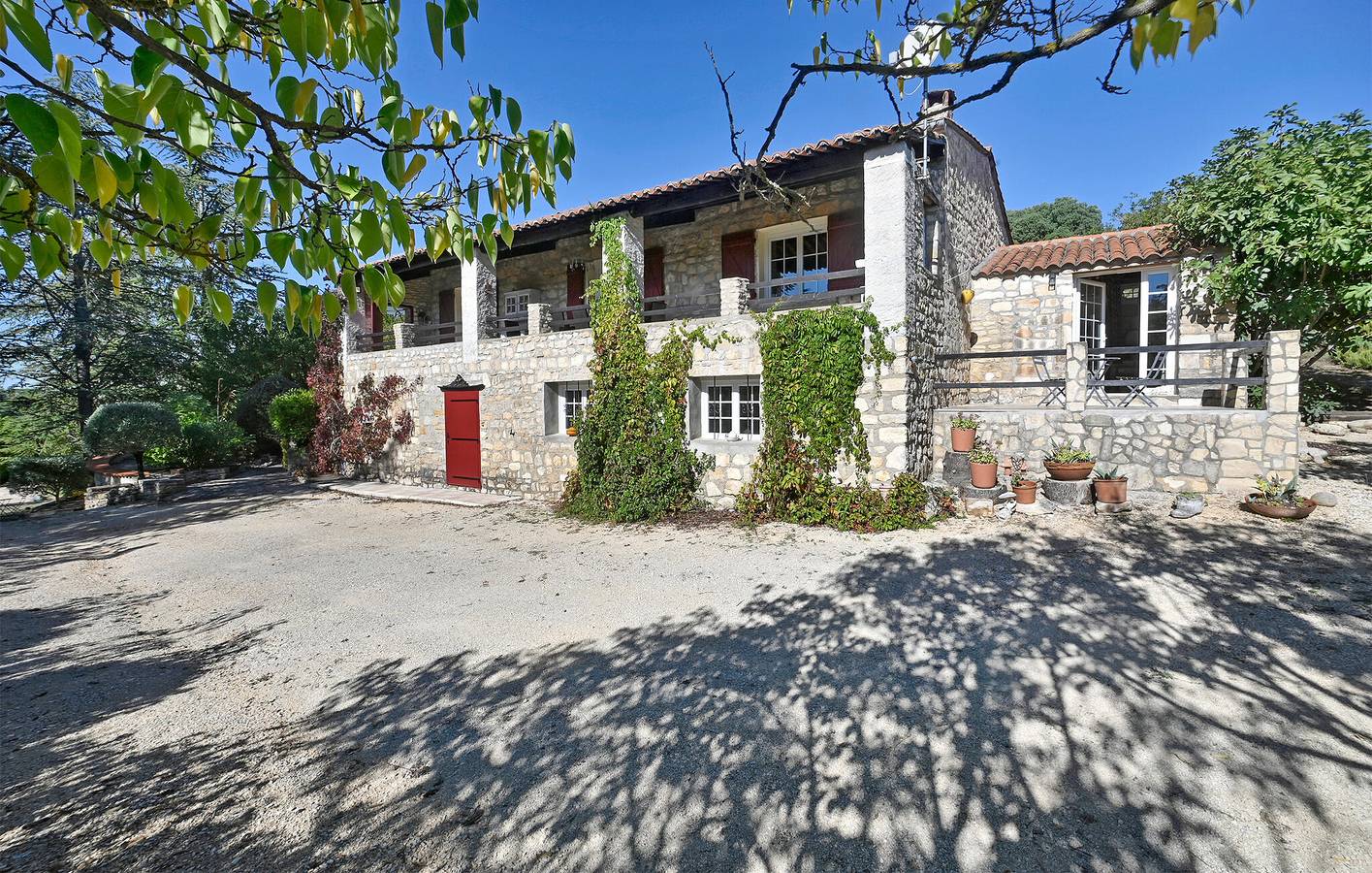 Le bonheur au bord de la piscine avec WiFi, Lave-linge et Parking | 2.5km de Saint-Jean-de-Maruéjols-et-Avéjan in Saint-Jean-de-Maruéjols-et-Avéjan, Région d'Alès