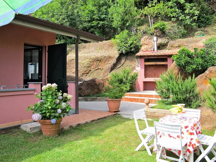 Villa für 4 Personen, mit Garten in Massa