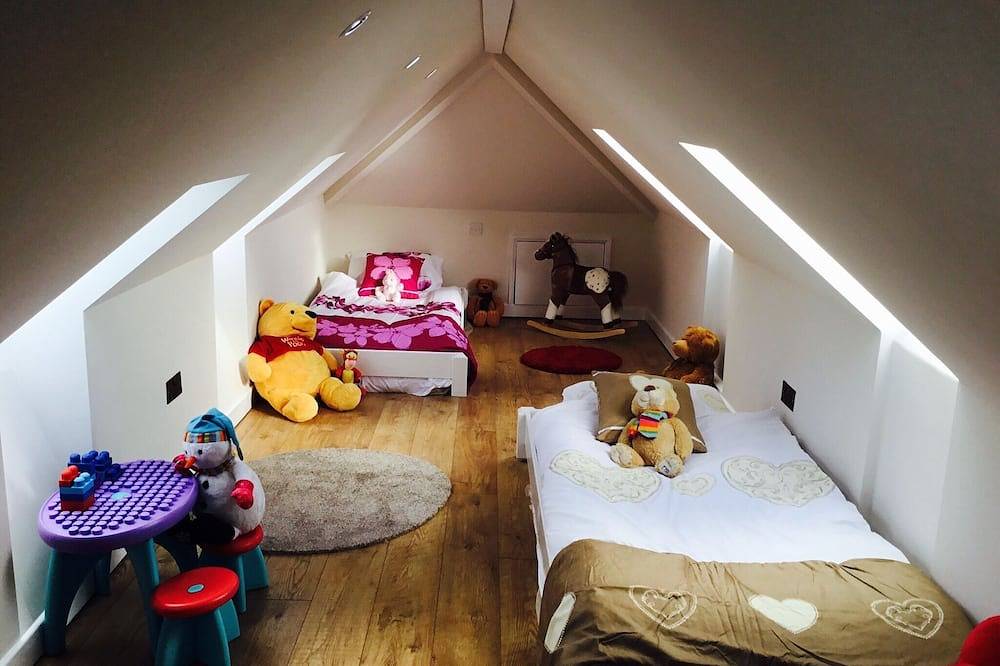 Endless Ocean Views, Charming Coastal Vibes, Indoor Pool Perfection — Book Now in Dawlish, Devon