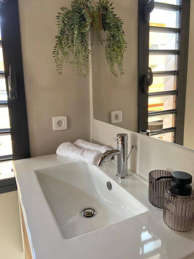 Gîte pour 2 personnes, avec vue et terrasse dans Trois Mares - 2