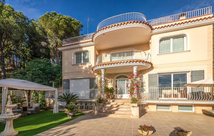 Holiday home for 8 people, with terrace and garden as well as pool - 1