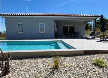Gîte pour 6 personnes, avec piscine et terrasse à Berrias-et-Casteljau