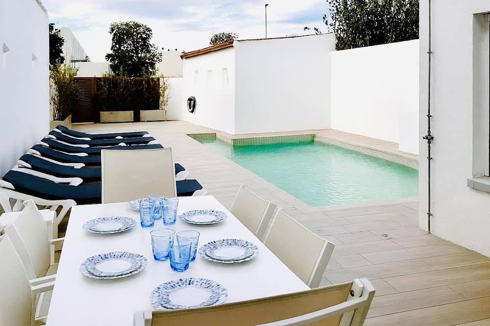 Can Sala Costabravasí. Piscina, terraza, barbacoa. in Santa Cristina de Aro, Costa Brava